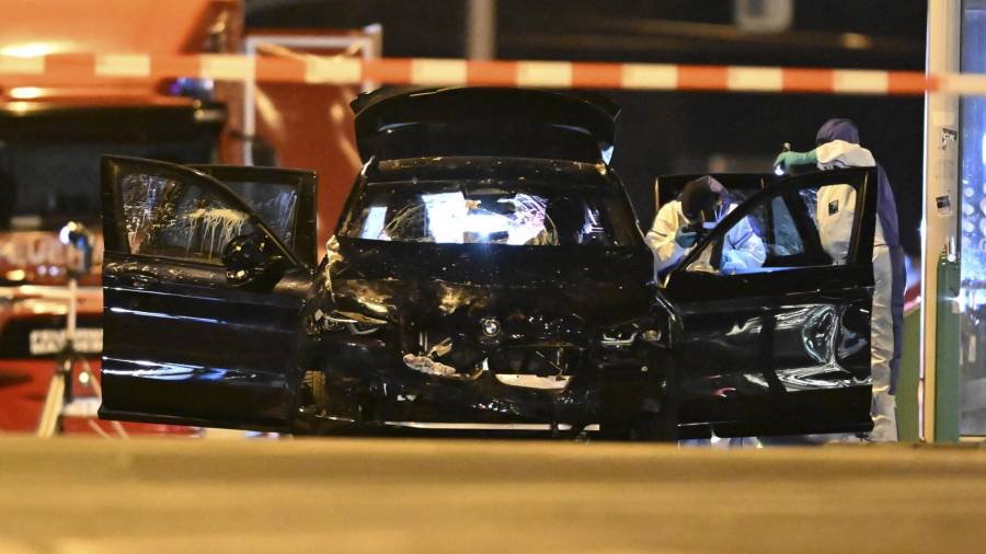 Forenses trabajan en un auto dañado con las puertas abiertas después de que un conductor arremetiera contra un bullicioso mercado navideño en Magdeburgo, Alemania, la madrugada del sábado 21 de diciembre de 2024. FOTO: AP.