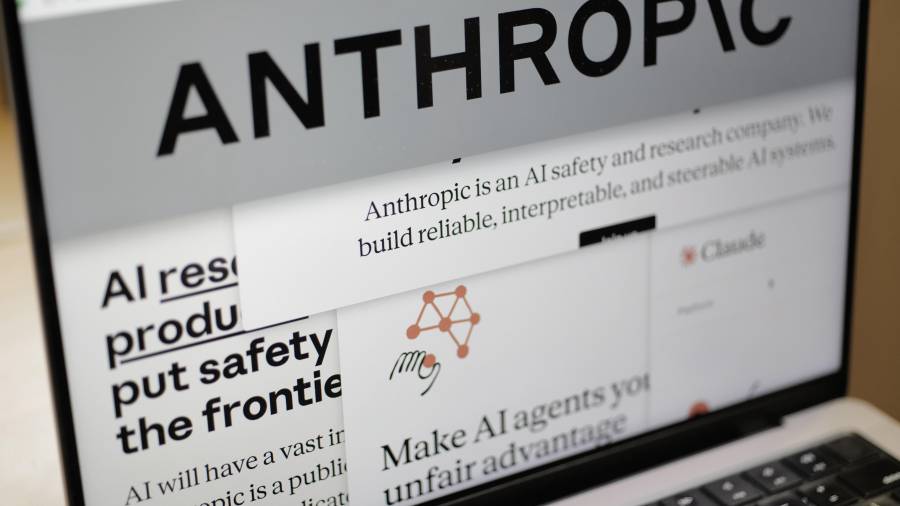 Páginas del sitio web y el logotipo de Anthropic en la pantalla de una computadora en Nueva York.
