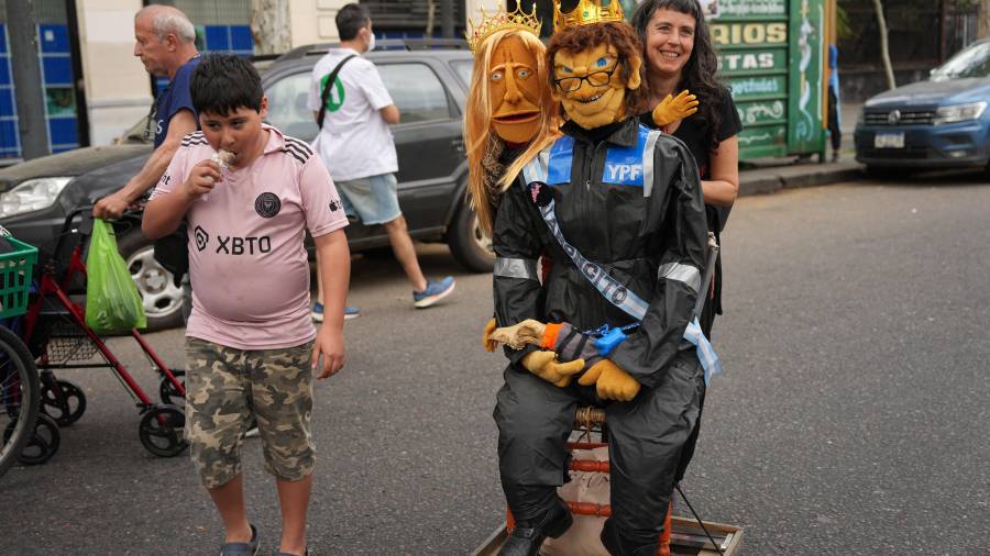 Un manifestante sostiene muñecos que representan al presidente Javier Milei y a su hermana Karina Milei durante una manifestación antigubernamental en Buenos Aires, Argentina, el 19 de septiembre de 2026.