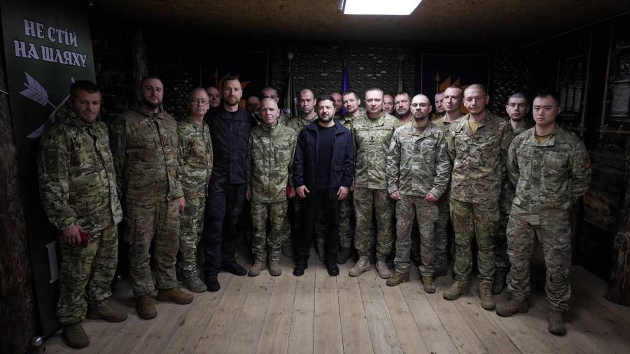 El presidente ucraniano, Volodímir Zelenski, visitó a algunas de las tropas que llevan a cabo la contraofensiva ucraniana en el eje del frente de Limán, en el norte de la región de Donetsk.