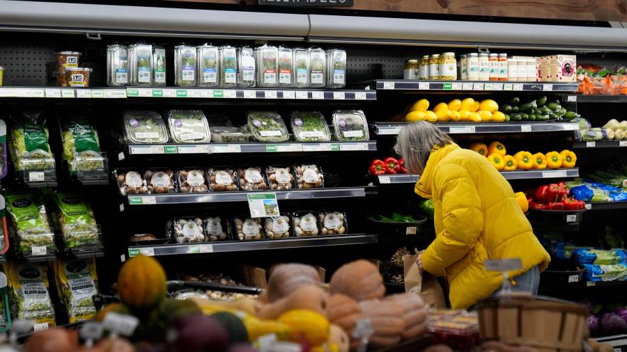 Un estudio publicado el jueves encontró que las empresas y los consumidores estadounidenses están pagando casi 90% de los costos de los aranceles.