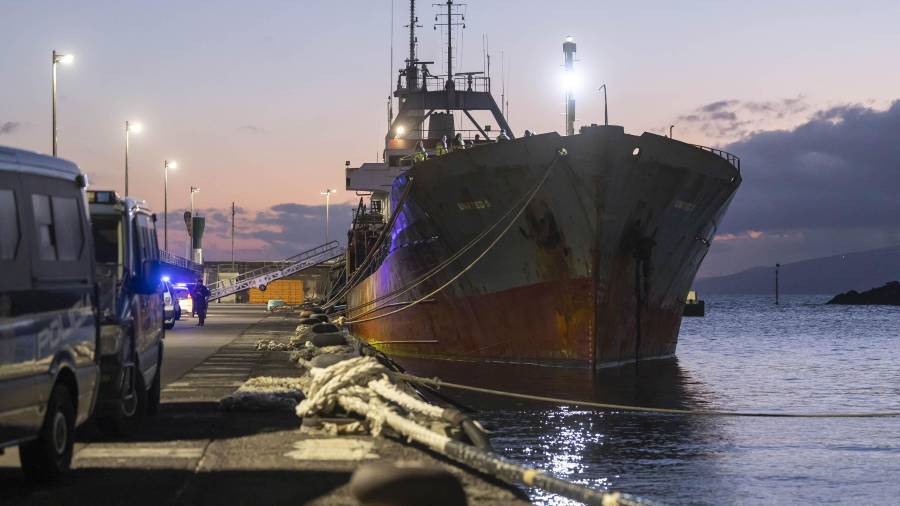 La Policía y la Armada Española han apresado en el Atlántico un carguero con cocaína. En la imagen, efectivos policiales junto al buque intervenido, el United S., atracado en el puerto de Santa Cruz de Tenerife.