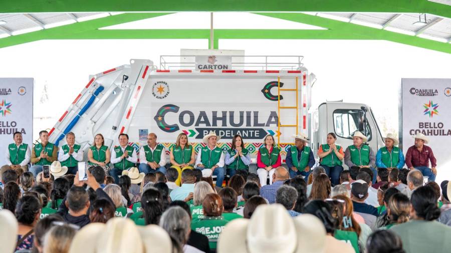 El gobernador Manolo Jiménez Salinas y la alcaldesa Yesica Sifuentes Zamora encabezaron la entrega de camiones recolectores para fortalecer los servicios públicos en Castaños.