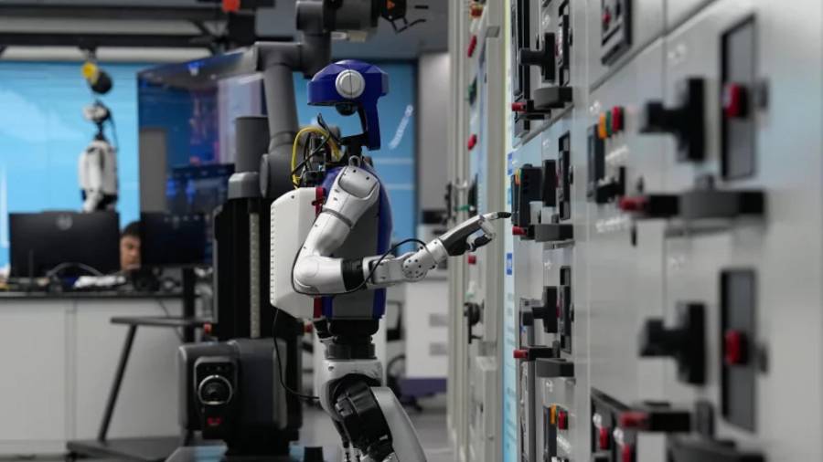 Un robot con inteligencia artificial realiza demostraciones de su funcionamiento en unidades de control de la red eléctrica en la provincia de Guangdong, al sur de China, el jueves 16 de abril de 2026.