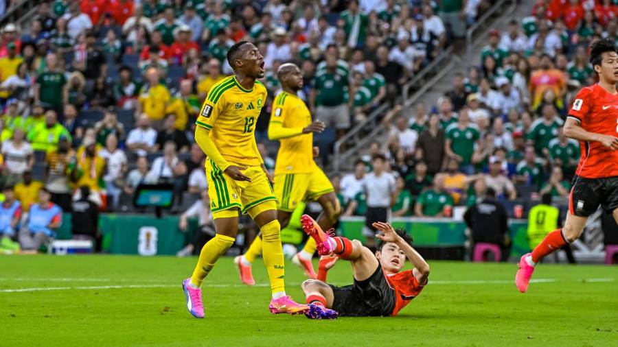 Más de 51 mil aficionados dieron color al Estadio Monterrey, donde la mayoría apoyó al conjunto surcoreano.