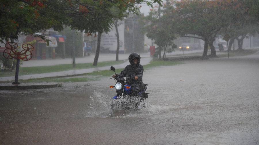 Este día, domingo 20 de septiembre, una zona de baja presión con probabilidad para desarrollo ciclónico o posible ciclón tropical al sur de las costas de Jalisco, Colima y Michoacán, propiciará lluvias.