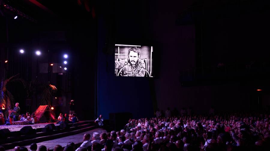 Una imagen de Fidel Castro se proyecta en una pantalla grande durante una gala conmemorativa del centenario de su nacimiento en el teatro Karl Marx de La Habana, Cuba, el jueves 13 de agosto de 2026.