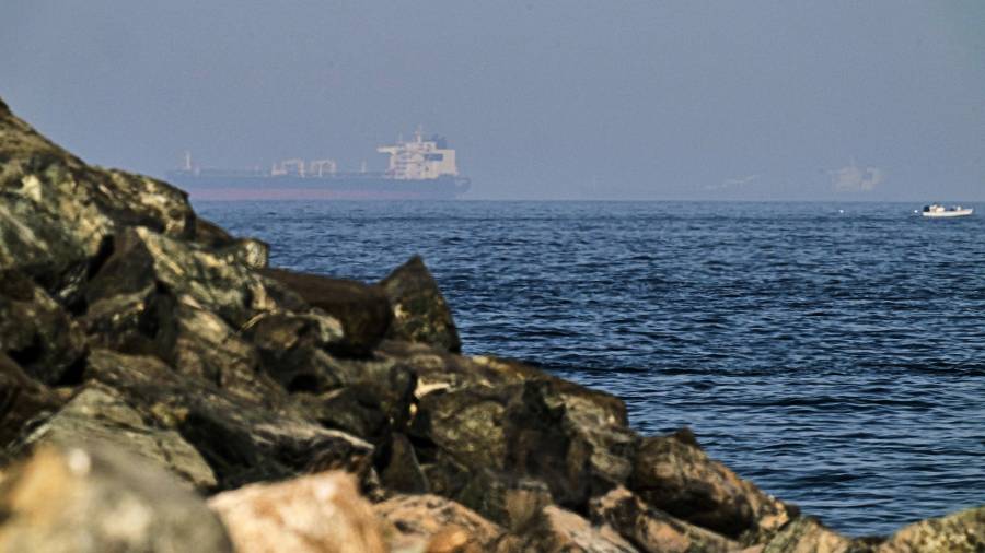 Buques de carga en el Golfo de Omán, cerca del Estrecho de Ormuz, vistos desde las cercanías de Khor Fakkan, Emiratos Árabes Unidos.