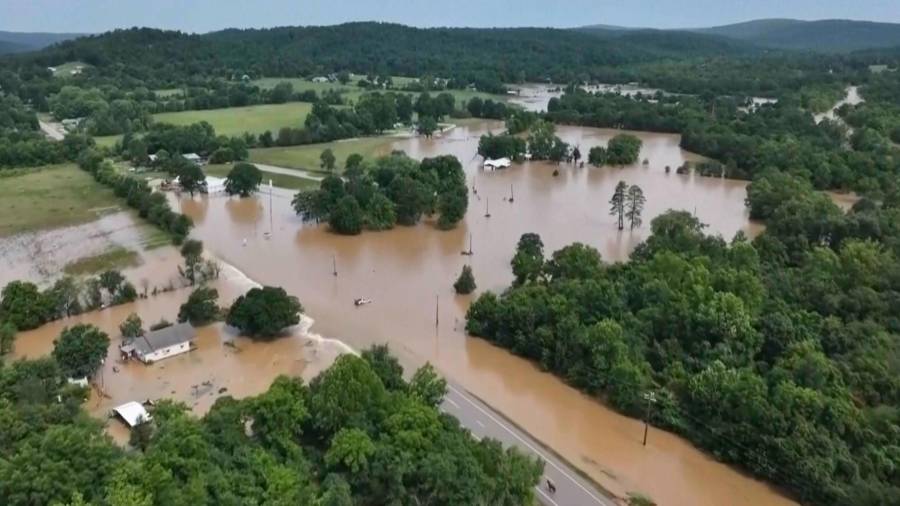 Muestra imagen tomada de un video facilitado por el canal de televisión KTVI inundación repentina en Lesterville, Misuri.