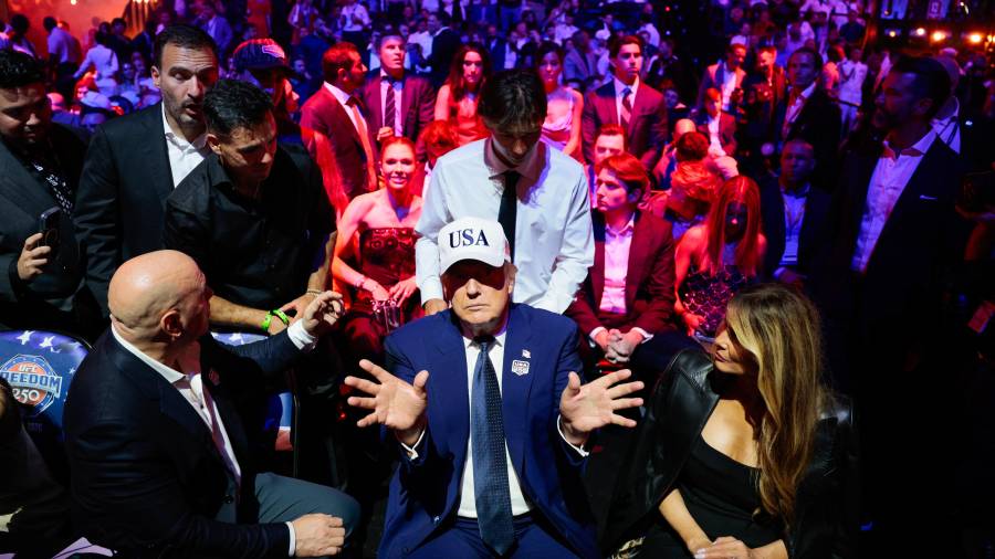 El presidente Donald Trump durante e al evento UFC Freedom 250 junto al presidente y director ejecutivo de la UFC, Dana White (i), y la primera dama Melania Trump en el jardín sur de la Casa Blanca en Washington.