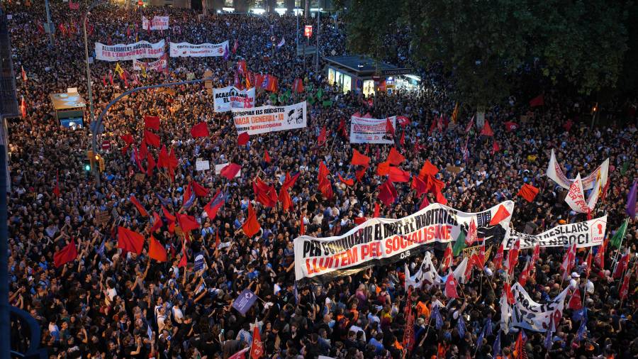 En España, miles de manifestantes ven su reflejo en el drama de vivienda de Maricarmen