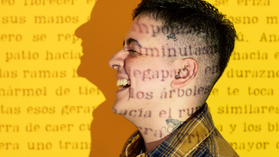 Lázaro Izael es un prolífico poeta y cineasta, actualmente estudia en el Centro de Capacitación Cinematográfica (CCC), y ha sido ganador de múltiples premios de poesía en México.