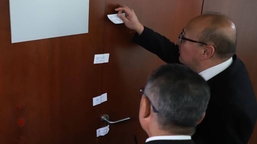 El miércoles, personal de resguardo del Senado había colocado sellos en la puerta del espacio habilitado.