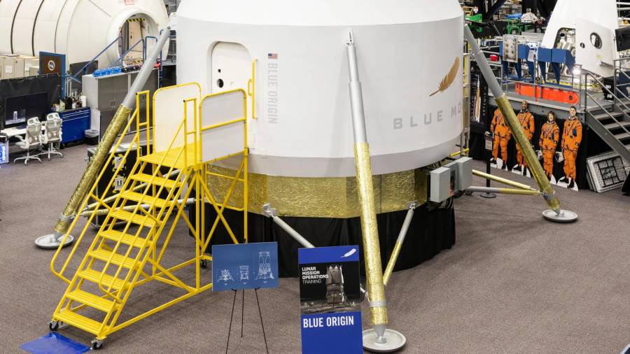 Un prototipo a escala real de la cabina de la tripulación del módulo de aterrizaje Blue Moon Mark 2 de Blue Origin.