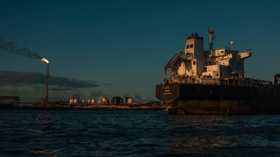 Un buque petrolero atracado en la refinería de Cardón, Venezuela, en 2021.