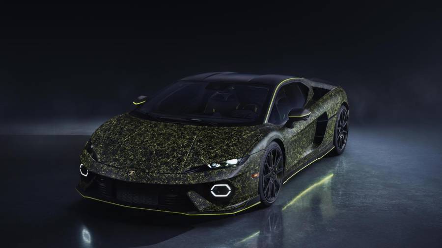 Fotografía que muestra el automóvil ‘Temerario’ de Lamborghini, su primer superdeportivo con un motor V8 biturbo, este miércoles en Miami, Estados Unidos.