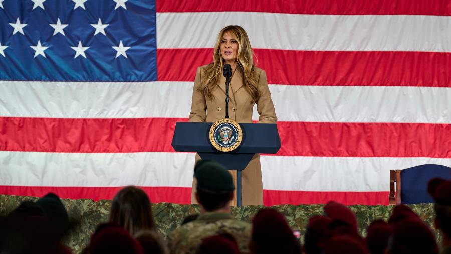 La primera dama Melania Trump se dirige a las tropas en Fort Bragg, Carolina del Norte.