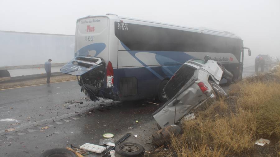 En el kilómetro 10 se registró un percance múltiple que involucró a ocho vehículos, incluyendo un autobús de la línea Ómnibus de México, un tráiler y varias camionetas, dejando a los ocupantes del Nissan V-Drive con lesiones que requirieron traslado a un hospital privado.