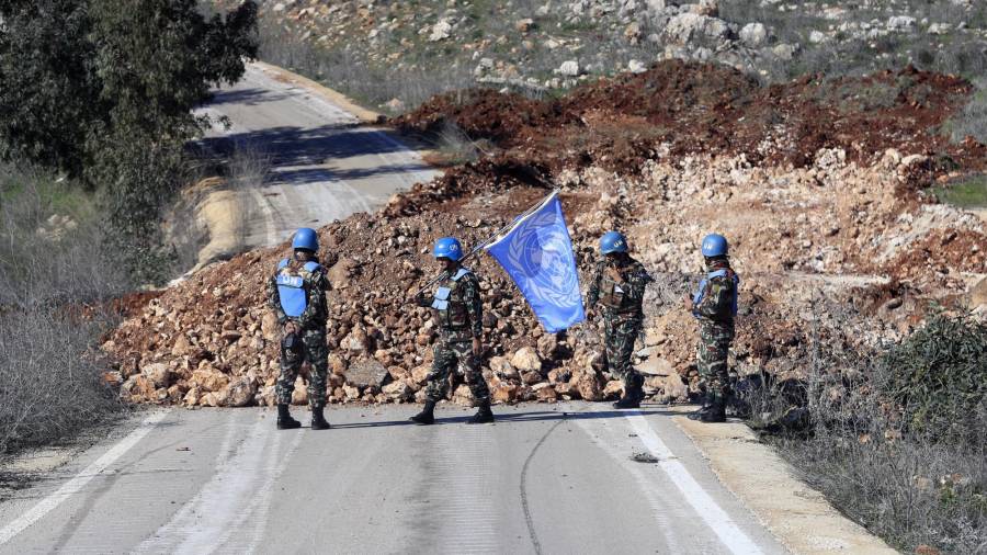 Tropas de paz de Naciones Unidas portan su bandera en Blida, un pueblo libanés en la frontera con Israel en el sur de Líbano, el sábado 25 de enero de 2025. FOTO: