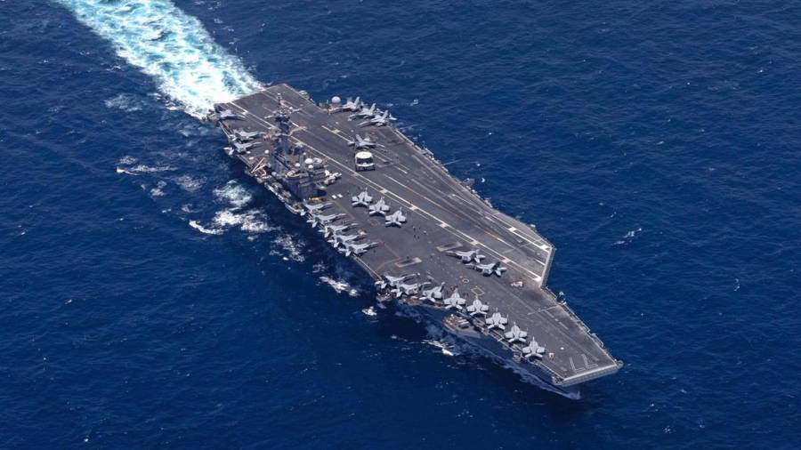 El USS George H.W. Bush navega en el mar Arábigo mientras las fuerzas estadounidenses hacen cumplir el bloqueo naval contra Irán desde el Golfo de Omán y apoyan el Proyecto Libertad en el Estrecho de Ormuz.