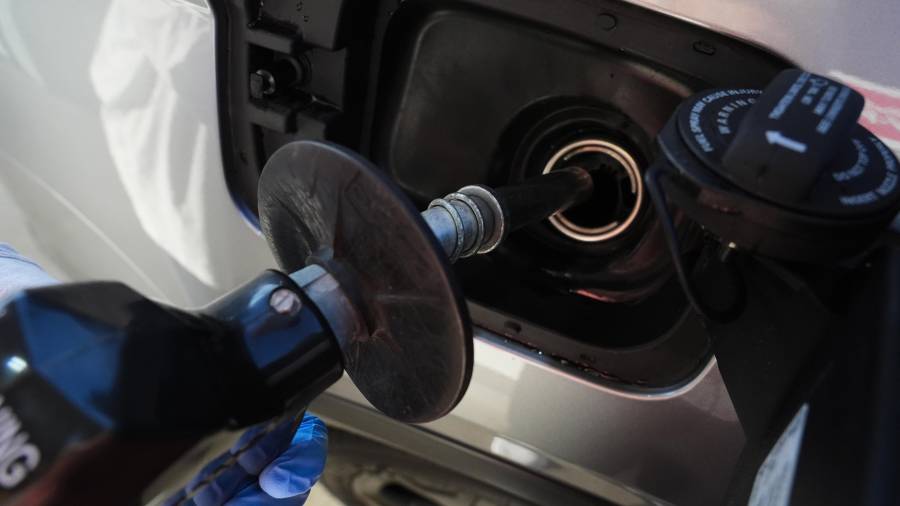 Un automovilista llena el tanque de gasolina de su vehículo en una gasolinera en Buffalo Grove, Illinois.