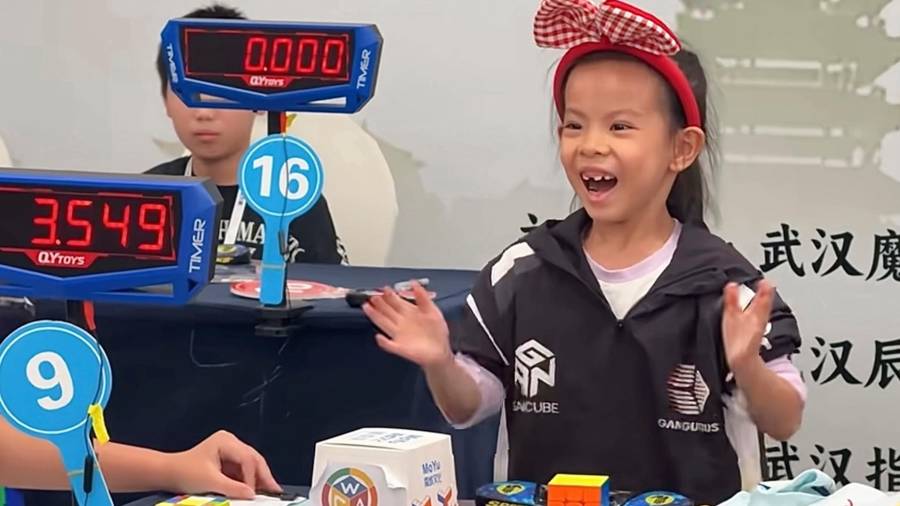 Lian Yunzhi, de 6 años, reacciona tras resolver un cubo de Rubik en una competencia certificada por World Cube Association, en Wuhan, en la provincia de Hubei, en China, el 13 de septiembre de 2026.