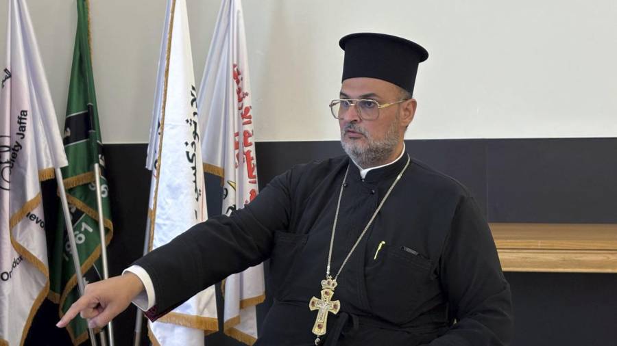 El padre Constantín Náser, párroco de la comunidad greco-ortodoxa de Yafa, denuncia haber sido detenido y agredido por la Policía israelí después de intervenir en defensa de un joven árabe.