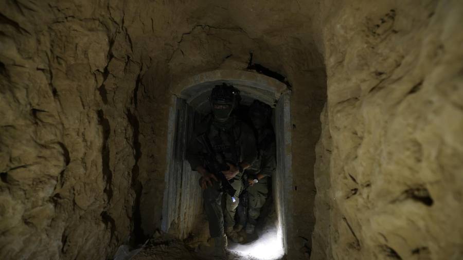 Una foto tomada autorizada por la censura militar israelí, muestra a soldados israelíes de la unidad especial Yahalom en un túnel subterráneo en el barrio de Al-Shaboura en Rafah, al sur de la Franja de Gaza.