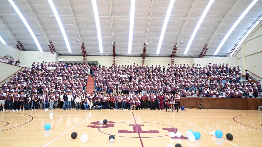 La colocación de la playera institucional simbolizó el inicio del sentido de pertenencia de los nuevos estudiantes hacia el TecNM-Saltillo.