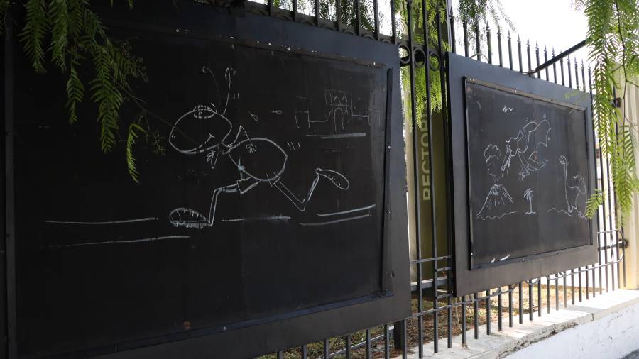 En abandono la galería urbana de las rejas del Ateneo Fuente en Saltillo