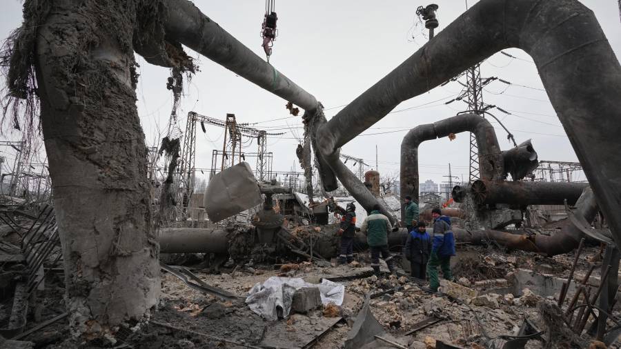 Los ingresos del petróleo son el pilar de la economía de Rusia, permitiendo al presidente Vladímir Putin invertir dinero en las fuerzas armadas sin empeorar la inflación. FOTO: