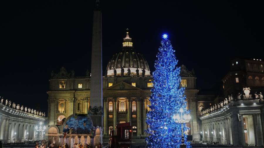 Un abeto del valle de Ultimo, en el Tirol del Sur, Italia, se ilumina como árbol de Navidad junto con un Nacimiento en la Plaza de San Pedro del Vaticano.