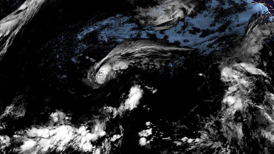 Foto satelital entregada por la agencia oceanográfica estadounidense NOAA que muestra a la tormenta tropical Lala cerca de Hawai el 15 de agosto del 2026.