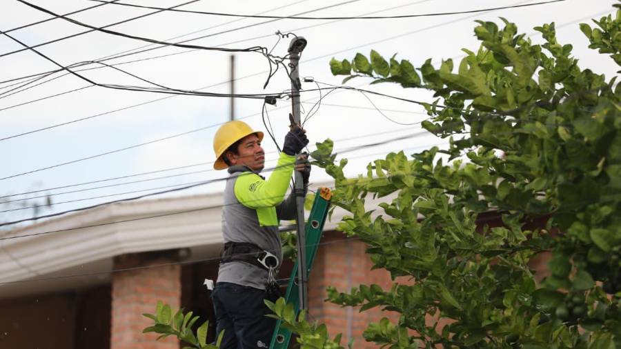 Cuadrillas especializadas retiraron cableado obsoleto en calles del Centro Histórico para reducir la contaminación visual y mejorar el entorno urbano.