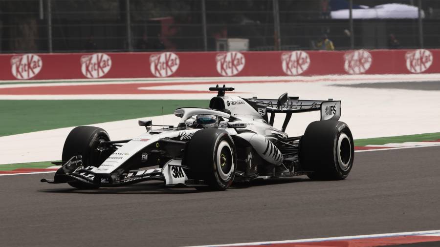 Charles Leclerc impuso el ritmo con Ferrari en las dos prácticas libres del GP de México 2026, mientras Checo Pérez finalizó en el puesto 18 de ambas sesiones con Cadillac.