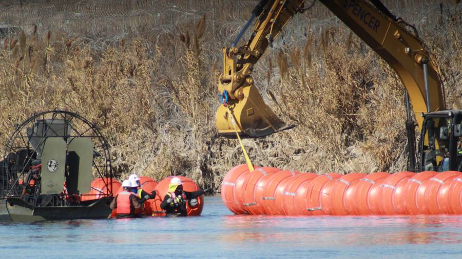 En 2023, el Gobierno de Texas empezó a instalar boyas en la frontera de Eagle Pass con Piedras Negras, Coahuila.