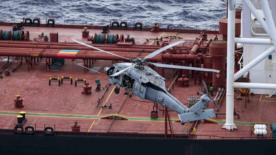 Fotografía difundida en la cuenta oficial en X @DeptofWar del Departamento de Guerra de Estados Unidos de uno de sus helicópteros interceptando un buque petrolero en el océano Índico.