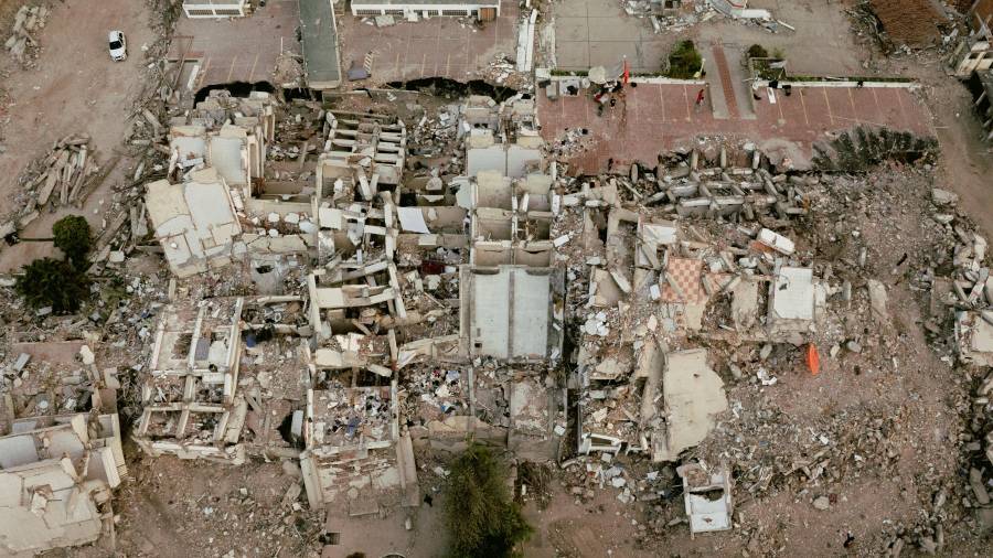 Una vista aérea de los edificios destruidos a lo largo de la Avenida José María España en la zona de Caraballeda de La Guaira, Venezuela, 27 de julio de 2026.