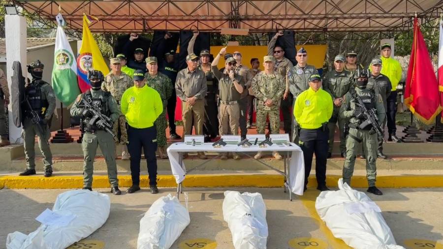 El mandatario colombiano, Abelardo de la Espriella (c), quien presentó ante la prensa cuatro cuerpos cubiertos con lonas blancas, resultado de un operativo policial en Riohacha, Colombia.