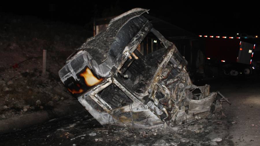 Elementos del cuerpo de bomberos acudieron al lugar para sofocar el incendio.