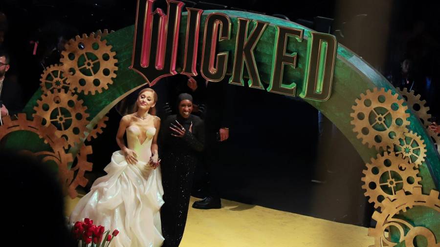 ¡‘Embruja’ Ariana Grande hablando español! Junto a Cynthia Erivo a fans mexicanos en premier de ‘Wicked’