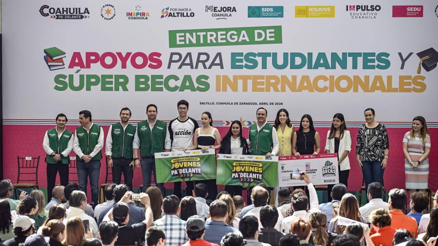 El gobernador Manolo Jiménez encabezó la entrega de apoyos escolares en Coahuila.