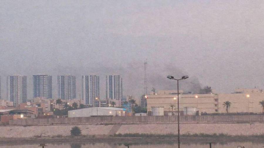 Un dron impactó este sábado contra la embajada estadounidense ubicada en el corazón de la fuertemente fortificada Zona Verde del centro de Bagdad, lo que provocó que saliera humo y llamas del edificio.