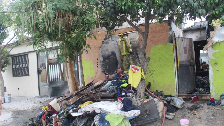 Dos recámaras resultaron con afectaciones estructurales, mientras personal de Protección Civil recomendó desalojar el inmueble.