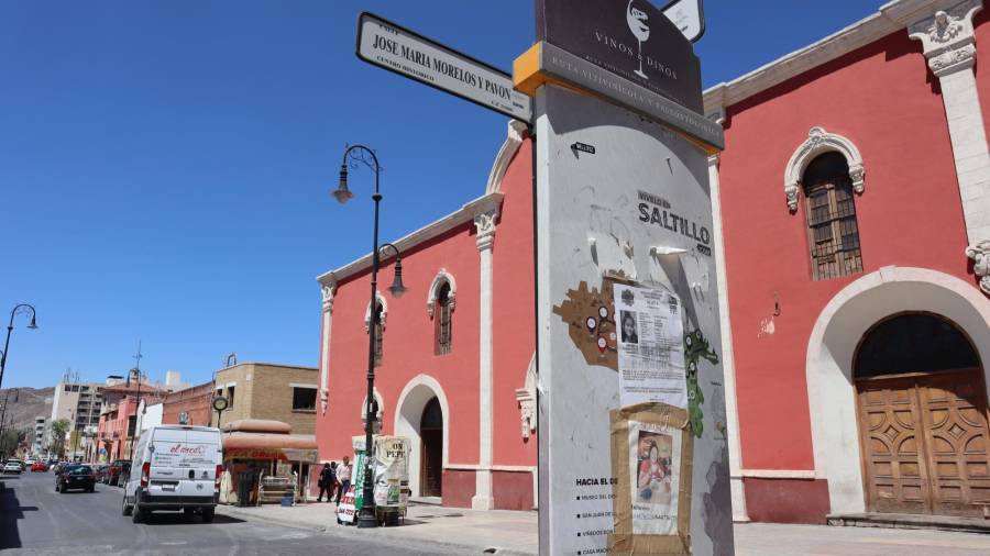 En un recorrido por el Centro Histórico no se encontró un solo letrero limpio o legible.