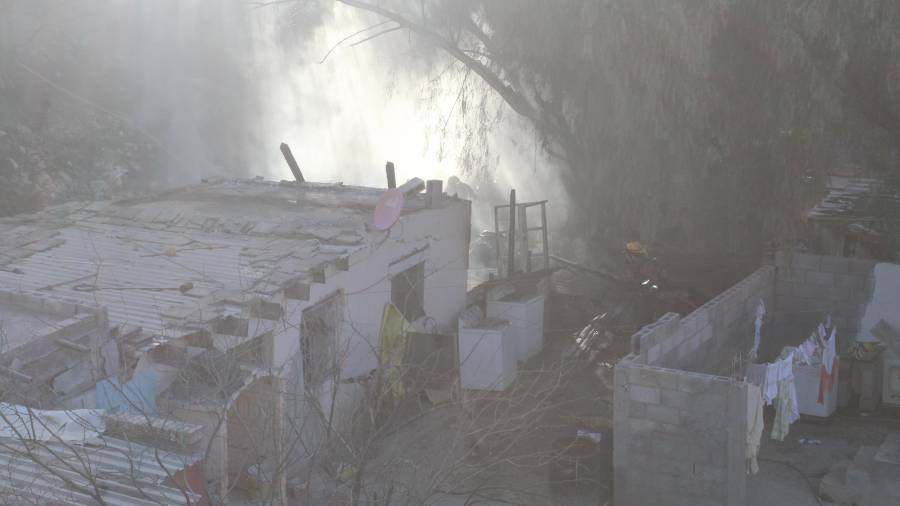 Elementos del cuerpo de bomberos acudieron al lugar para sofocar las llamas.