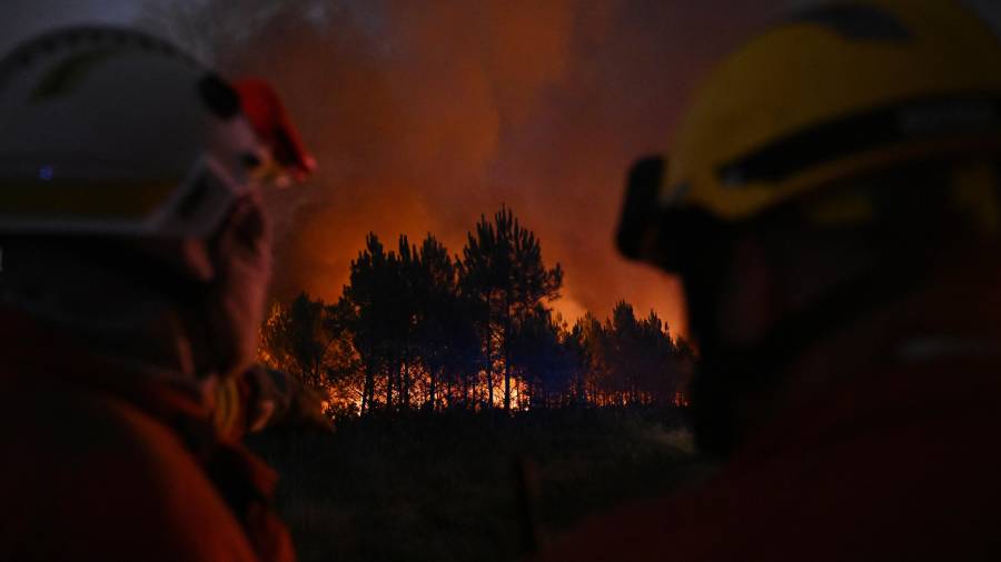 Bomberos luchan contra las llamas en Lanton, durante un enorme incendio en el sur de Francia, el 28 de julio de 2026.