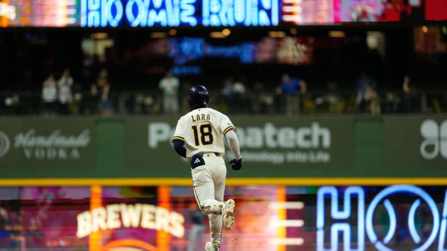 Con un Luis Lara contundente, los Brewers desataron una ofensiva de 22 imparables y cuatro jonrones para firmar una noche histórica en Milwaukee.
