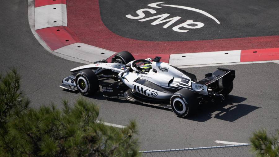 Sergio Pérez terminó 17 y 13 con Cadillac durante las prácticas del GP de Azerbaiyán, en una jornada dominada por George Russell.