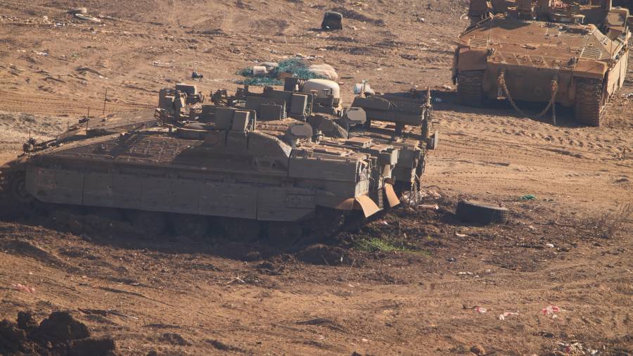 Vehículos blindados de transporte de personal israelíes estacionados en el norte de Israel, cerca de la frontera con Líbano, el sábado 27 de junio de 2026.